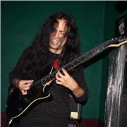 Maestro de guitarra eléctrica, clásica, piano y teoría musical con experiencia dando clases a niños, adolescentes y adultos